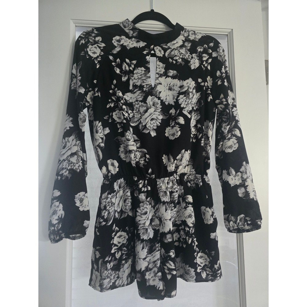 Womens Lord and Taylor Black White Floral Keyhole Open Back Shorts Romper Small